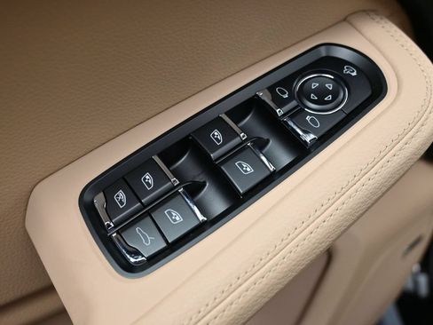 Used 2026 Porsche Macan AWD/4WD image 19