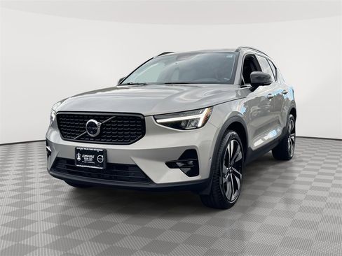 Certified 2025 Volvo XC40 B5 Plus image 2