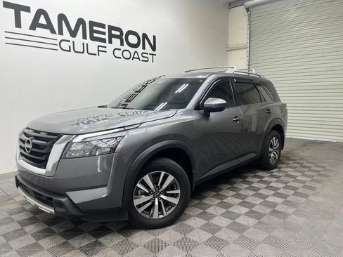 Used 2025 Nissan Pathfinder SL FWD image 2