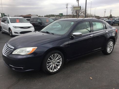 Used 2011 Chrysler 200 Limited image 1