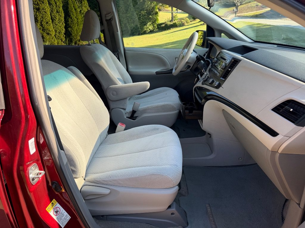 Used 2012 Toyota Sienna LE FWD image 23