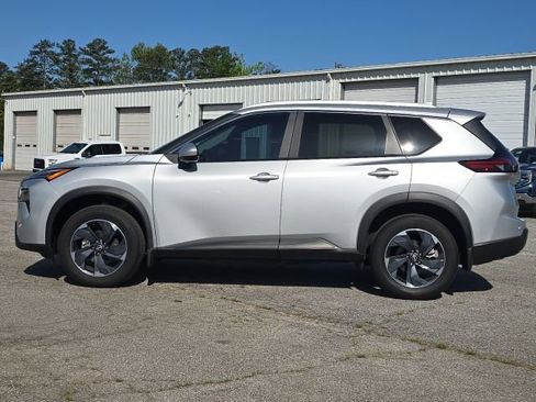 Used 2024 Nissan Rogue SV w/ SV Premium Package image 2