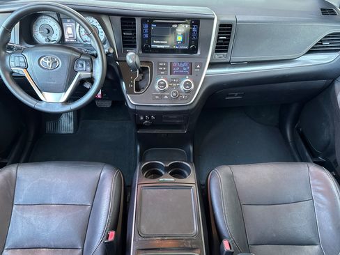 Used 2017 Toyota Sienna SE FWD image 16
