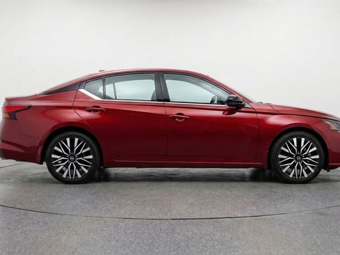 Used 2025 Nissan Altima 2.5 SV FWD image 11