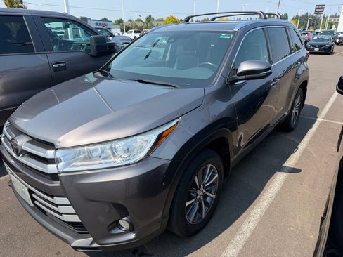 Used 2017 Toyota Highlander XLE AWD/4WD image 2