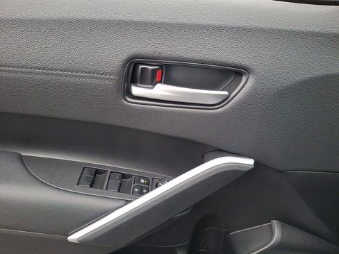 Used 2022 Toyota Corolla Cross XLE w/ Convenience Package image 12