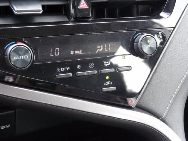 Used 2023 Toyota Camry SE w/ Cold Weather Package FWD image 28