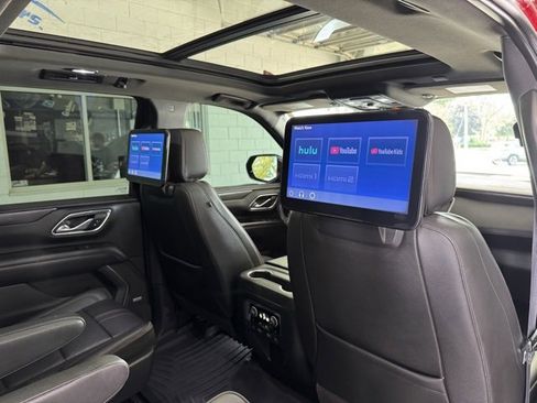Used 2022 Chevrolet Suburban RST w/ Sport Performance Package image 18
