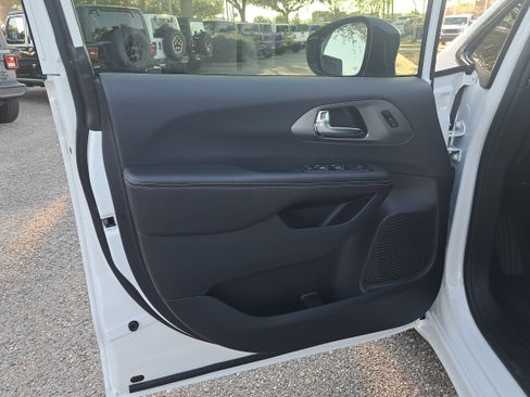 New 2026 Chrysler Pacifica Select image 9