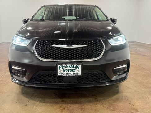 Used 2024 Chrysler Pacifica Touring-L image 39