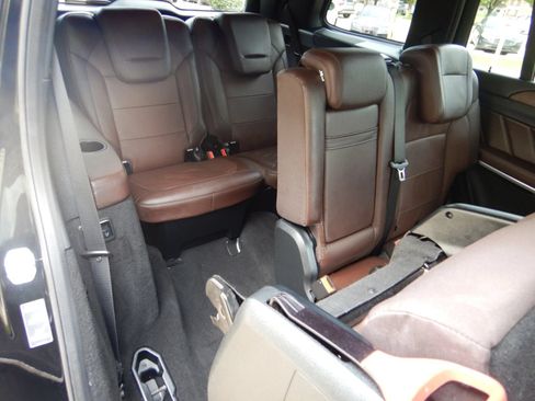 Used 2015 Mercedes-Benz GL 550 4MATIC image 24