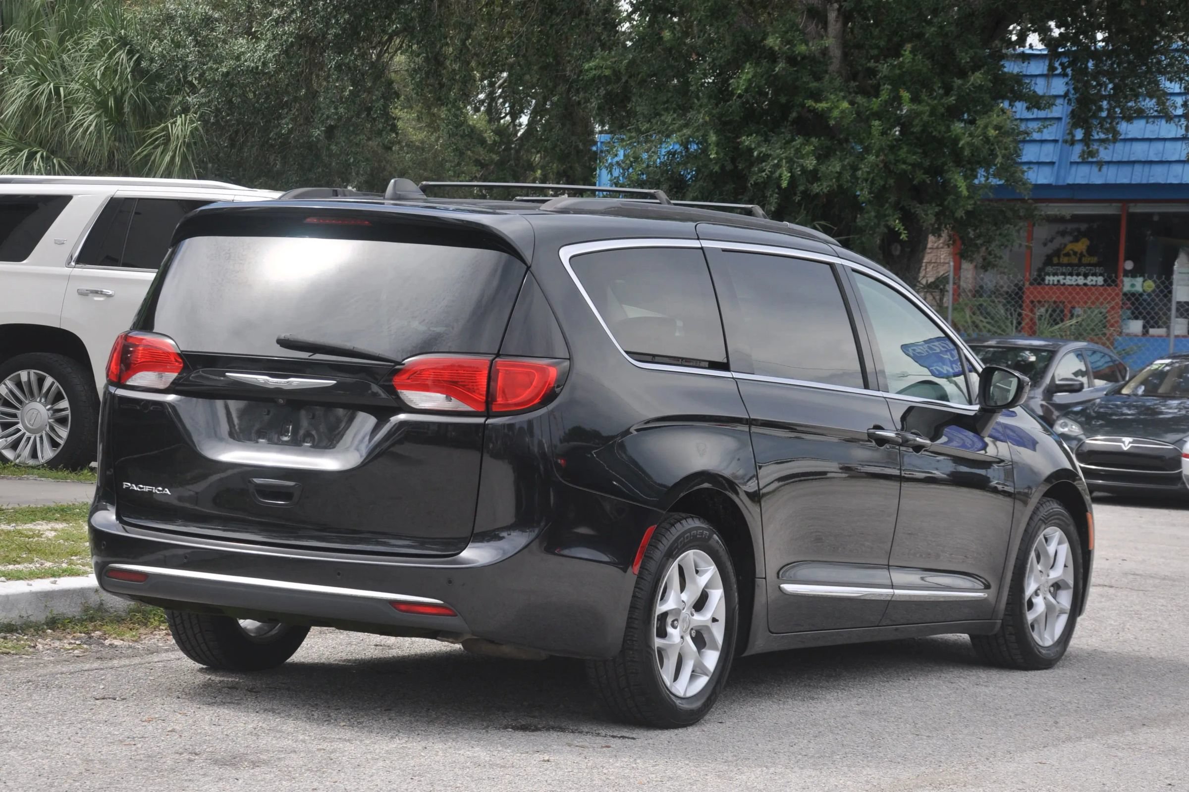 Used 2017 Chrysler Pacifica Touring-L w/ Tire & Wheel Group FWD image 4