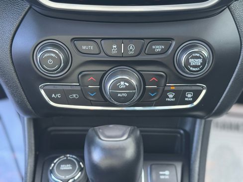 Used 2022 Jeep Cherokee Limited image 24