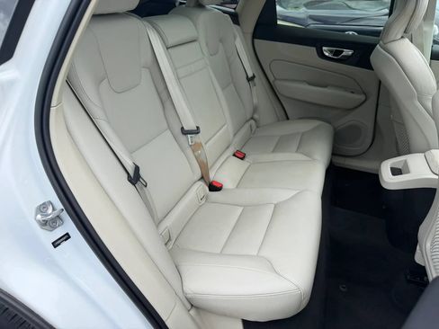 Used 2019 Volvo XC60 T5 Momentum w/ Premium Package FWD image 13
