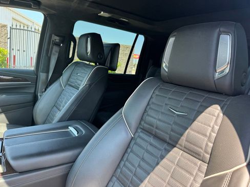 Used 2023 Cadillac Escalade ESV Premium Luxury Platinum AWD/4WD image 10