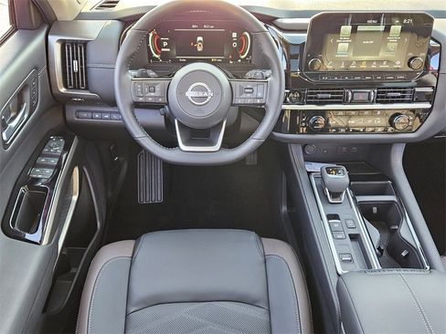 New 2025 Nissan Pathfinder Platinum image 5