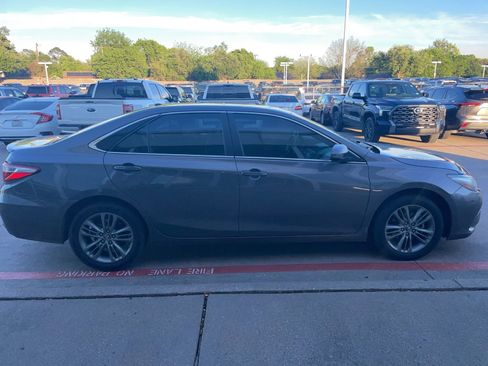 Used 2017 Toyota Camry SE w/ Moonroof Package image 3