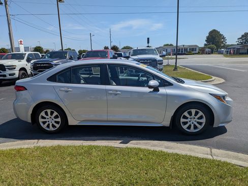 Used 2025 Toyota Corolla LE FWD image 4