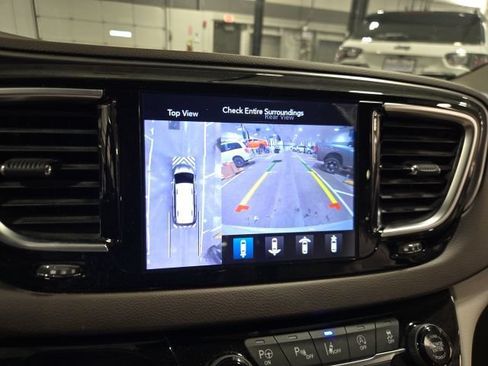 Used 2019 Chrysler Pacifica Touring-L Plus w/ Advanced Safetytec Group FWD image 16