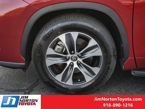 Used 2025 Toyota Highlander XLE FWD image 14