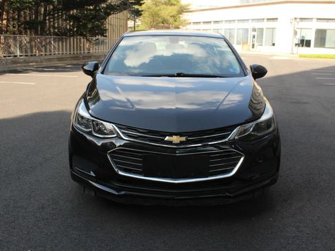Used 2017 Chevrolet Cruze LT FWD image 3