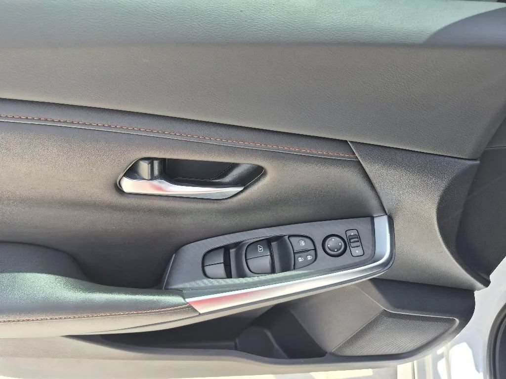 Used 2021 Nissan Sentra SR FWD image 12