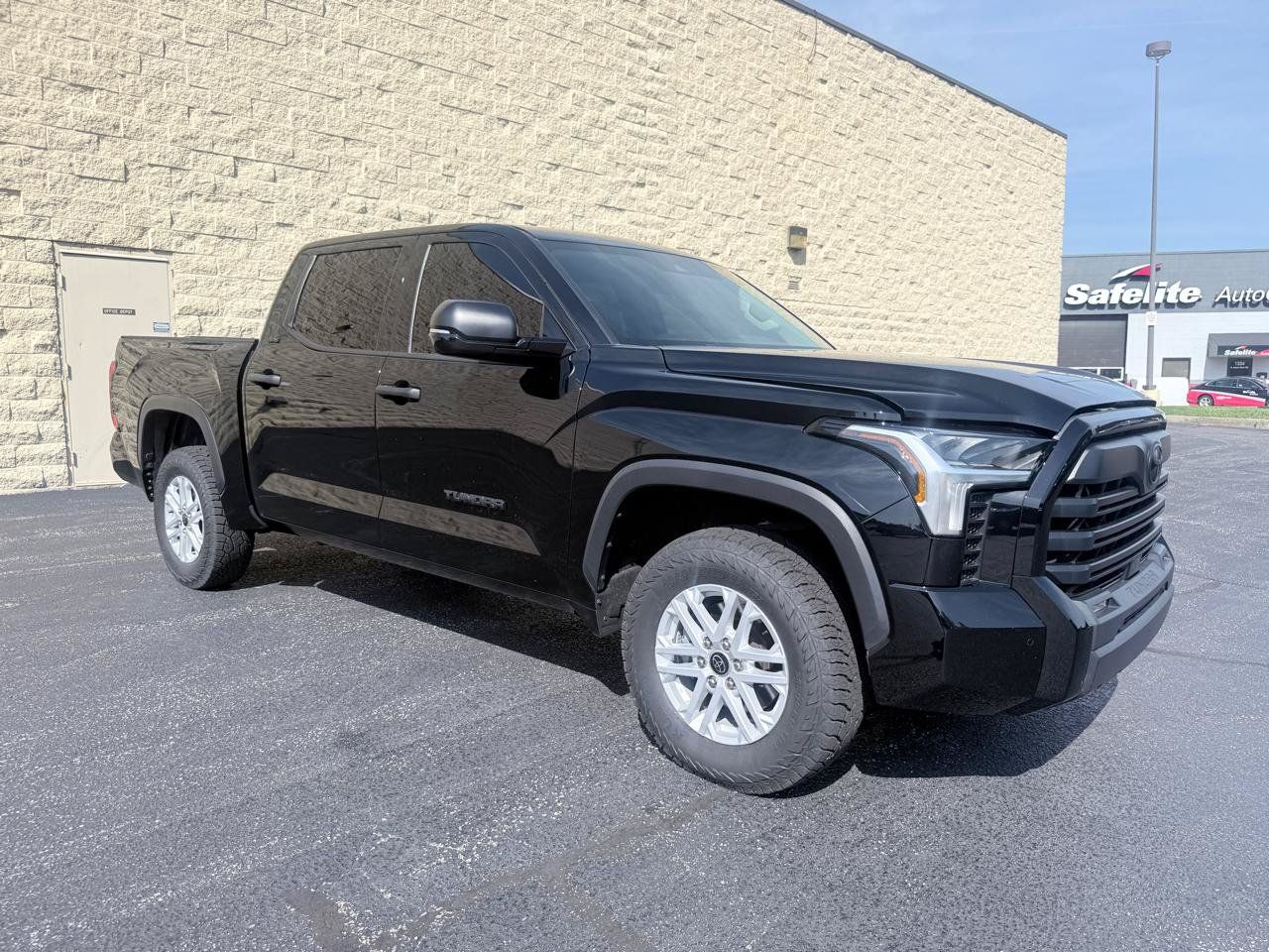 Used 2024 Toyota Tundra SR5 w/ SR5 Convenience Package AWD/4WD image 8