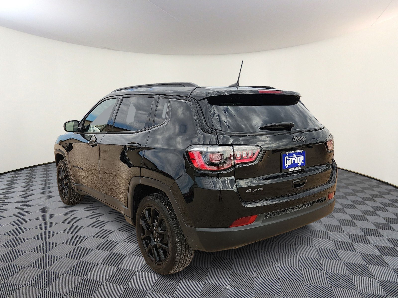Used 2025 Jeep Compass Latitude w/ Convenience Group AWD/4WD image 3