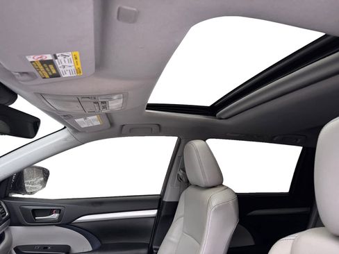 Used 2019 Toyota Highlander XLE image 3