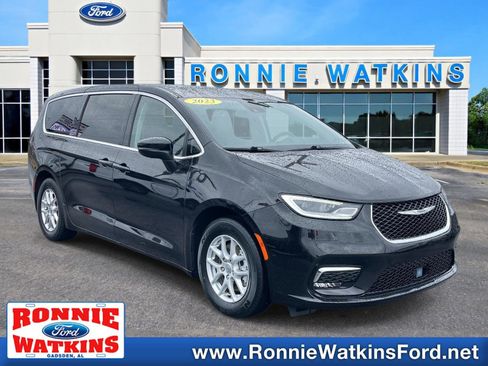 Used 2023 Chrysler Pacifica Touring-L image 1