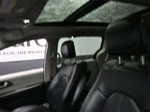 Used 2018 Chrysler Pacifica Touring-L Plus w/ Tire & Wheel Group image 17