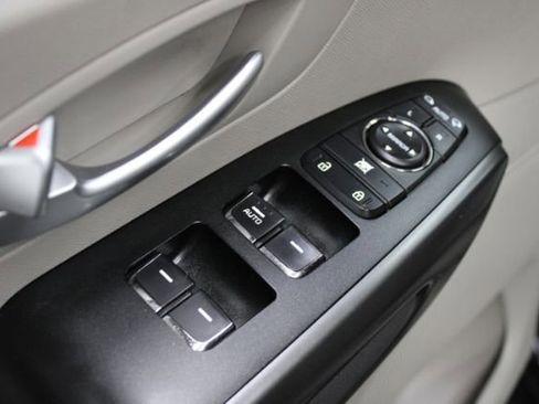 Used 2016 Kia Sedona LX w/ LX Convenience Package image 12