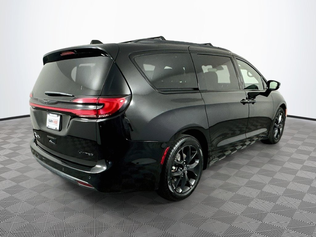 Certified 2025 Chrysler Pacifica Limited FWD image 11