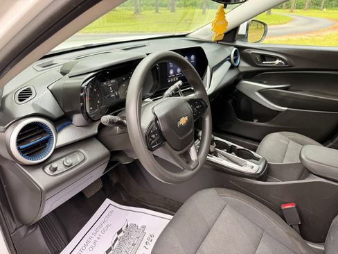 Used 2024 Chevrolet Trax LS w/ LS Convenience Package FWD image 13