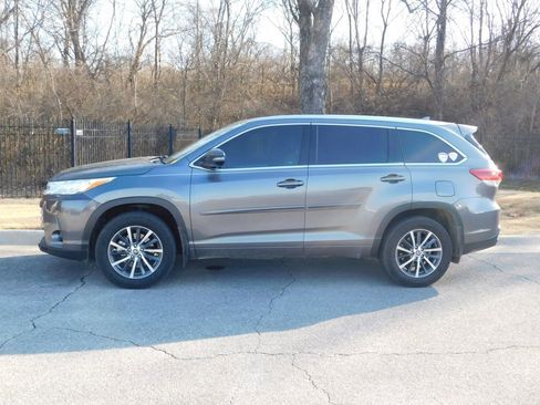 Used 2018 Toyota Highlander XLE image 2