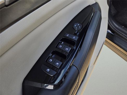 Used 2024 Kia Sportage EX image 17