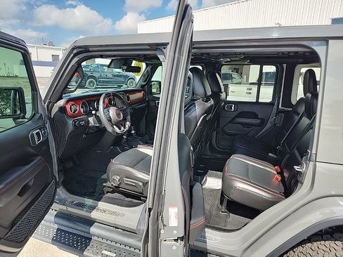 Used 2019 Jeep Wrangler Unlimited Rubicon w/ Dual Top Group AWD/4WD image 8