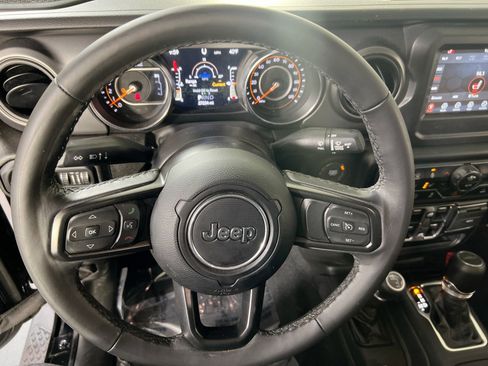 Used 2022 Jeep Gladiator Willys AWD/4WD image 11