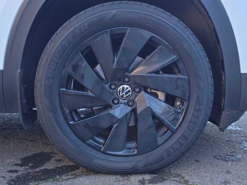 Used 2024 Volkswagen Atlas Cross Sport SE image 9