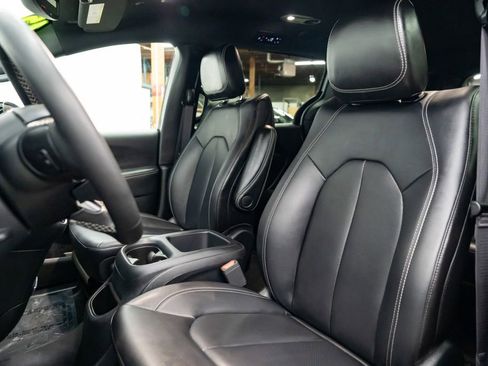 Used 2025 Chrysler Pacifica Select FWD image 23