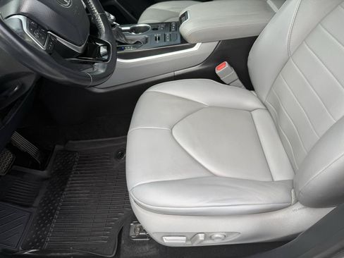 Used 2021 Toyota Highlander XLE AWD/4WD image 14
