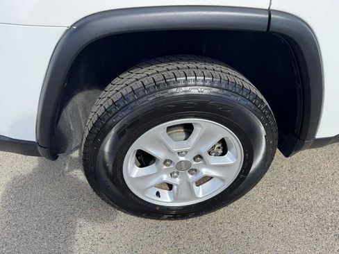 Used 2017 Jeep Grand Cherokee Laredo image 36