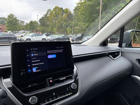 Used 2025 Toyota Corolla Cross LE image 35