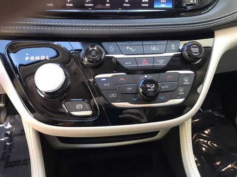 Used 2023 Chrysler Pacifica Limited FWD image 30