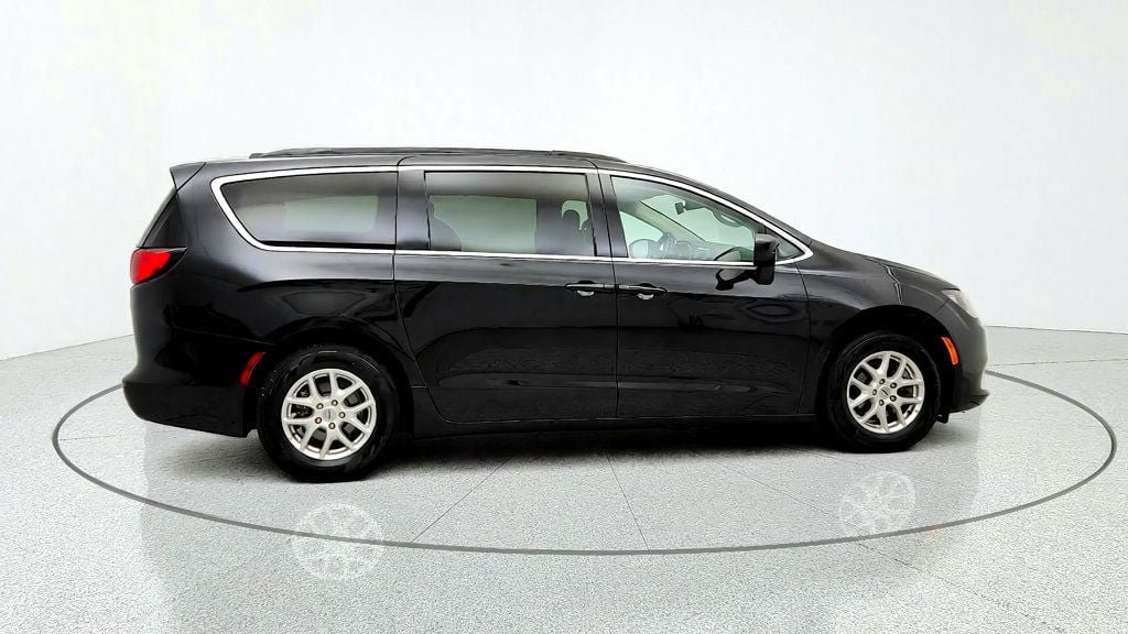 Used 2021 Chrysler Voyager Lxi FWD image 4