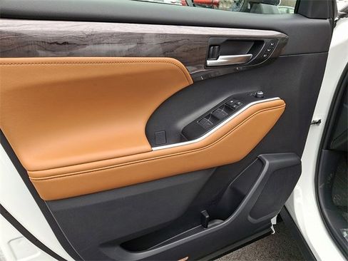 New 2026 Toyota Highlander Platinum image 12