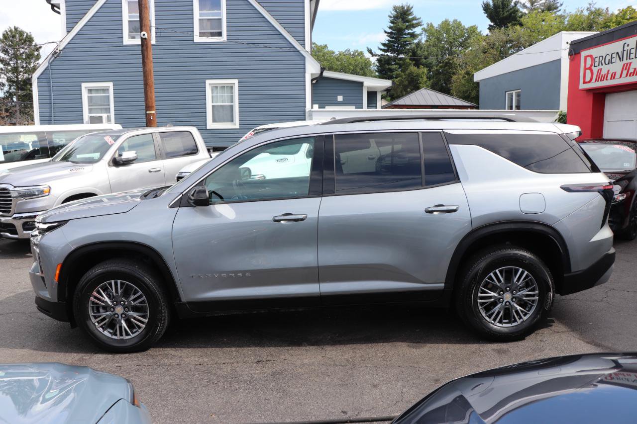 Used 2025 Chevrolet Traverse LT FWD image 2
