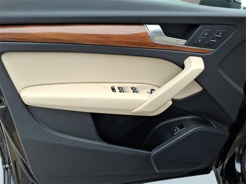 Used 2023 Audi Q5 2.0T Premium w/ Convenience Package image 11