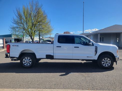 Used 2023 Ford F350 XLT AWD/4WD image 2