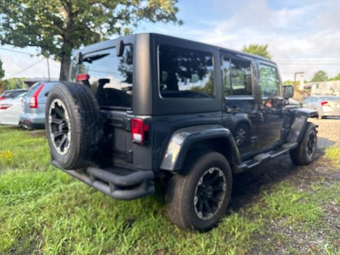 Used 2017 Jeep Wrangler Unlimited Sahara w/ Connectivity Group AWD/4WD image 3